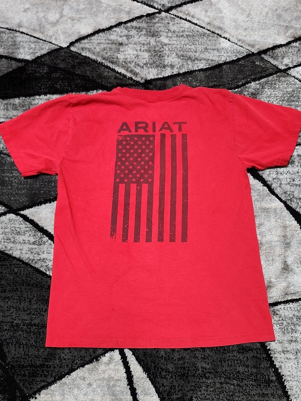 ARIAT BUCKLE EXCLUSIVE NEVER FADE RED  FLAG CREWNECK TEE-SHIRT